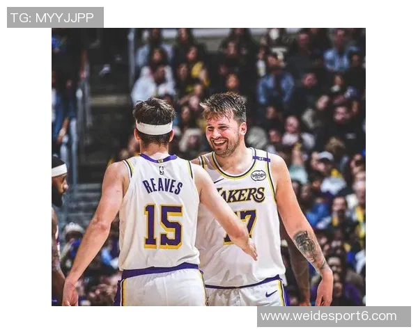 里夫斯谈与詹姆斯东契奇共打球的责任感与自我期许