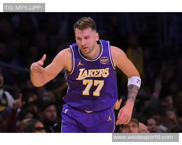 大范分析：里夫斯无球跑动活跃东契奇詹姆斯却选择静止待命