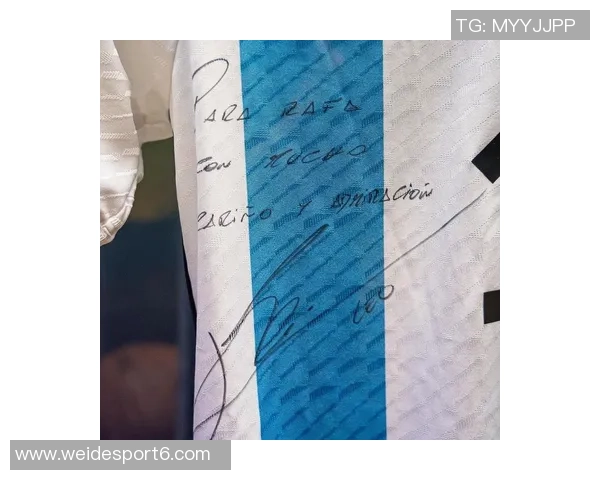 安哥拉队长赛后自豪展示与梅西交换的签名球衣将永久珍藏 安哥拉队长赛后自豪展示与梅西交换的签名球衣将永久珍藏