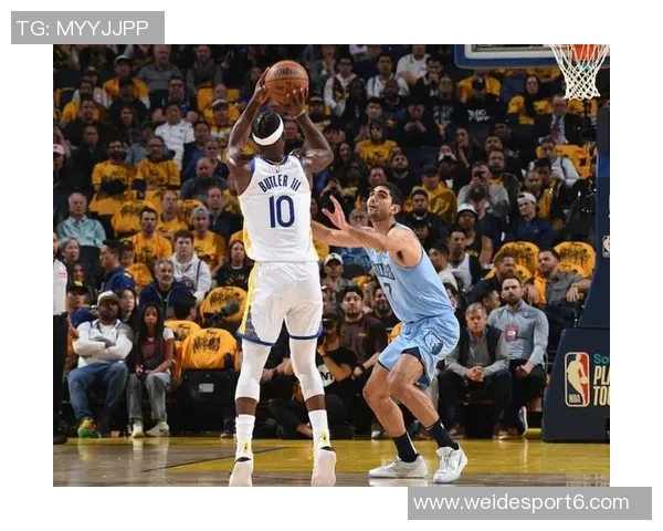 巴特勒强势突破篮下完成折叠打进并造成对手犯规精彩瞬间 巴特勒强势突破篮下完成折叠打进并造成对手犯规精彩瞬间