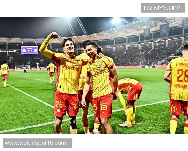 朗斯时隔19年重返法甲榜首托万双响助球队逆转昂热 朗斯时隔19年重返法甲榜首托万双响助球队逆转昂热