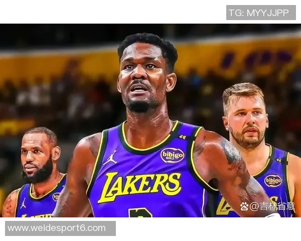 湖人训练场景曝光斯玛特紧逼八村里夫斯全力防守展现球队默契